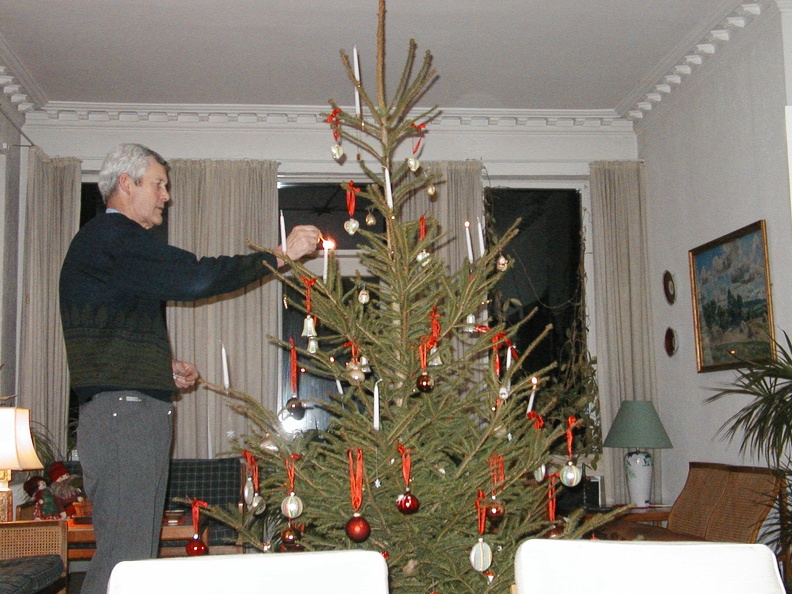 Malou's dad Arne lighting the candles on the christmas tree
